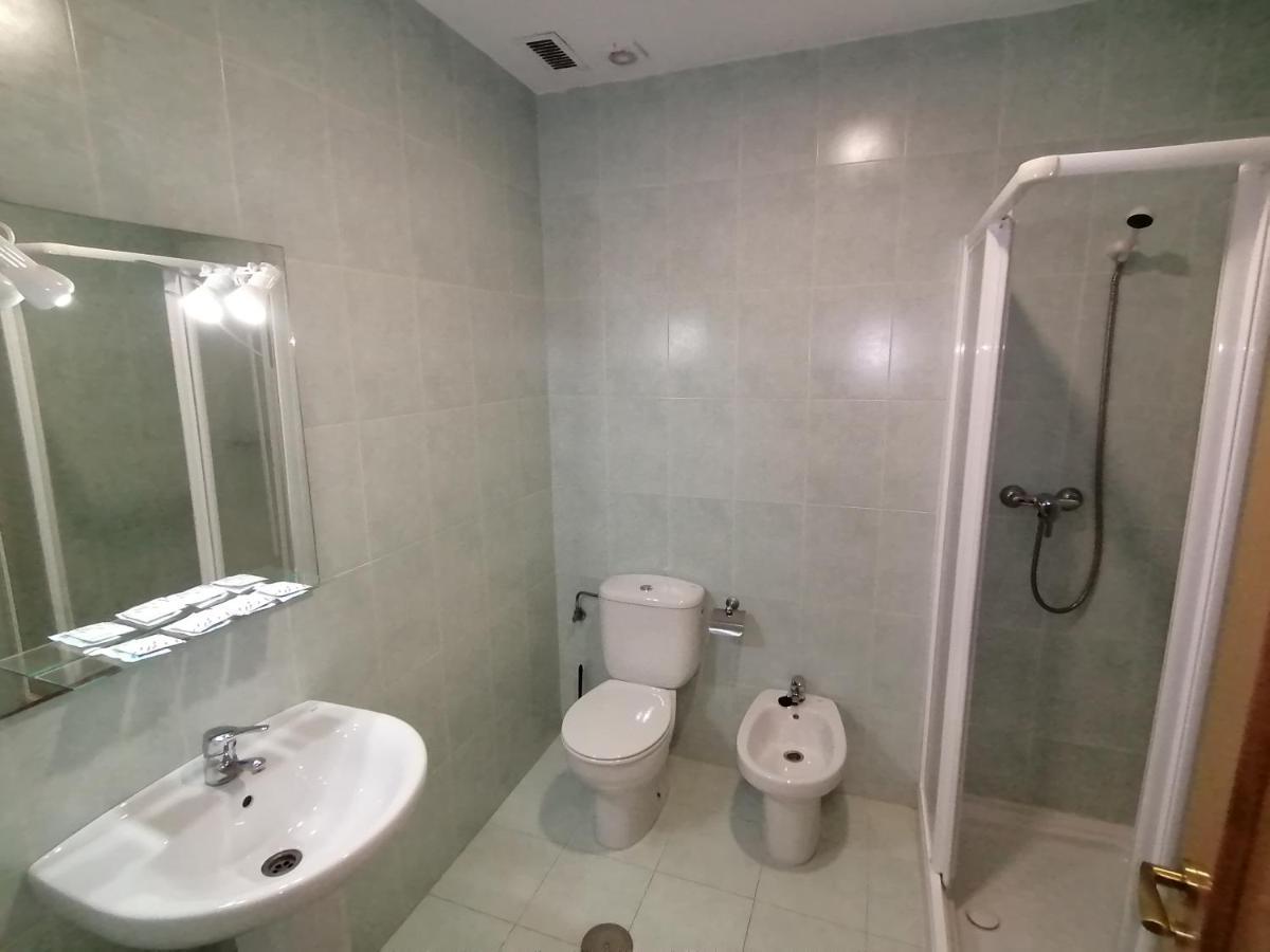 Hostal Hernan Cortes Caces Exterior foto