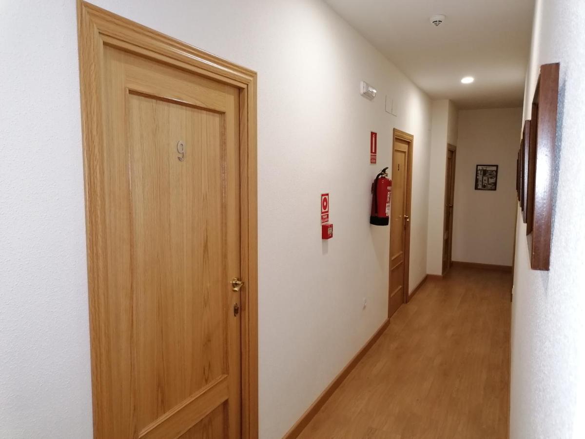 Hostal Hernan Cortes Caces Exterior foto