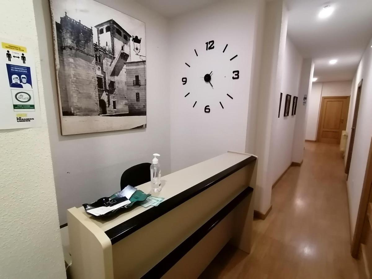 Hostal Hernan Cortes Caces Exterior foto