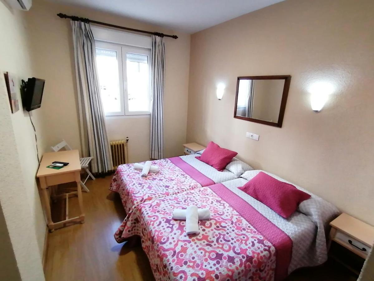 Hostal Hernan Cortes Caces Exterior foto