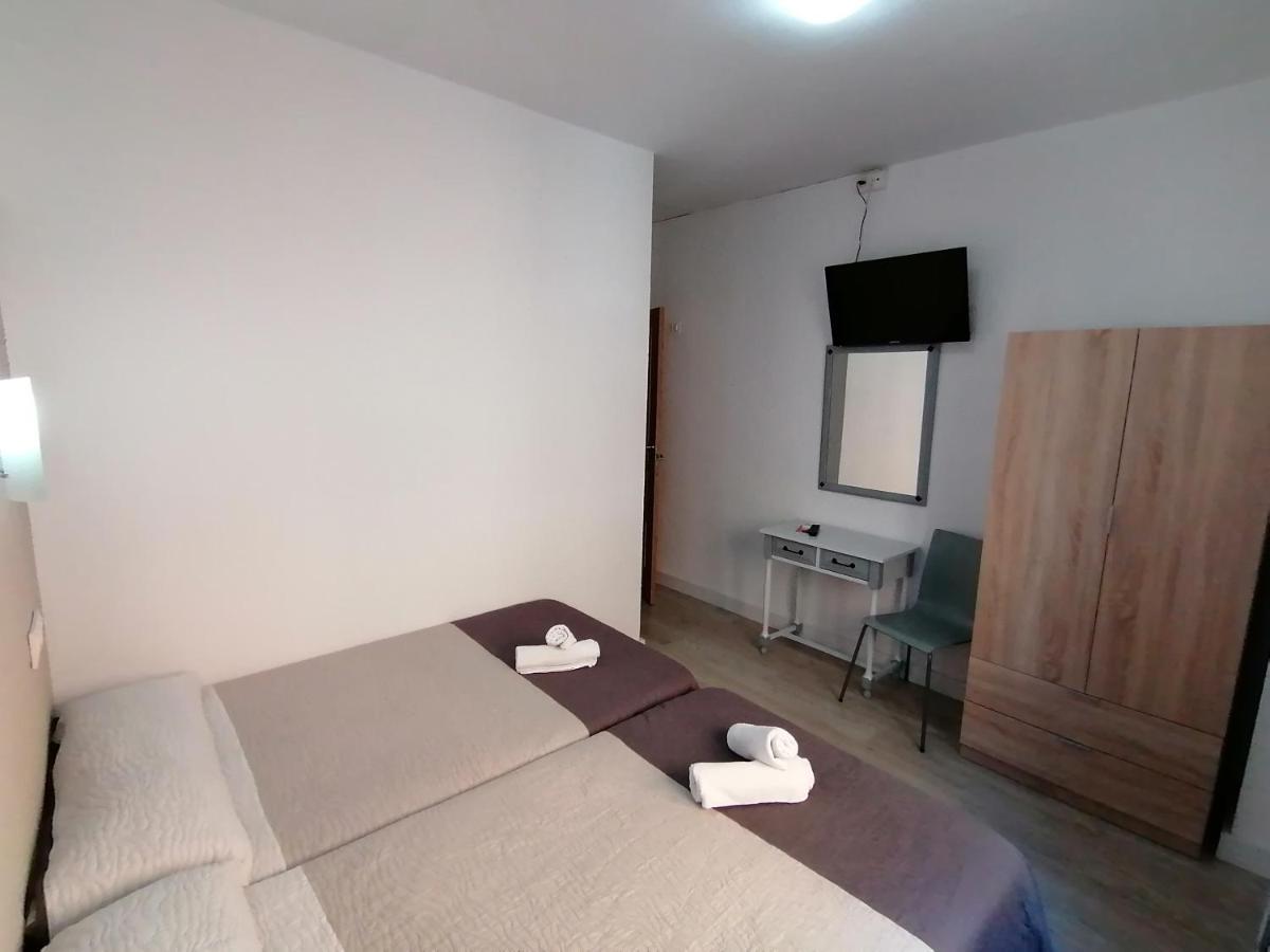 Hostal Hernan Cortes Caces Exterior foto