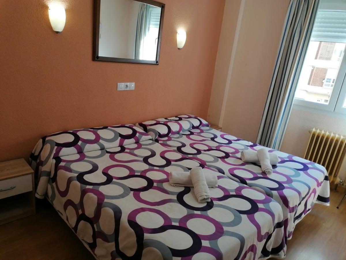Hostal Hernan Cortes Caces Exterior foto