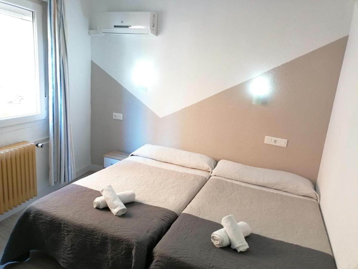 Hostal Hernan Cortes Caces Exterior foto