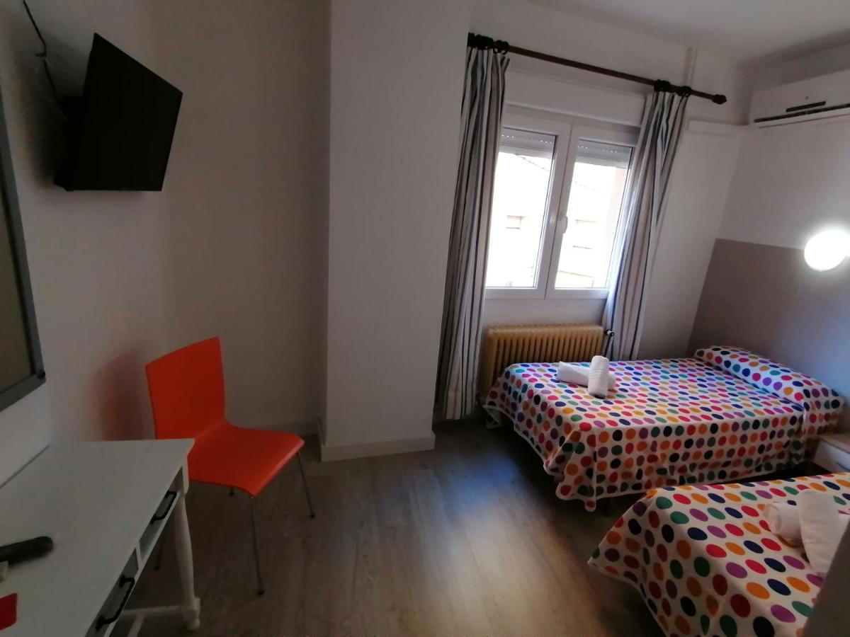 Hostal Hernan Cortes Caces Exterior foto
