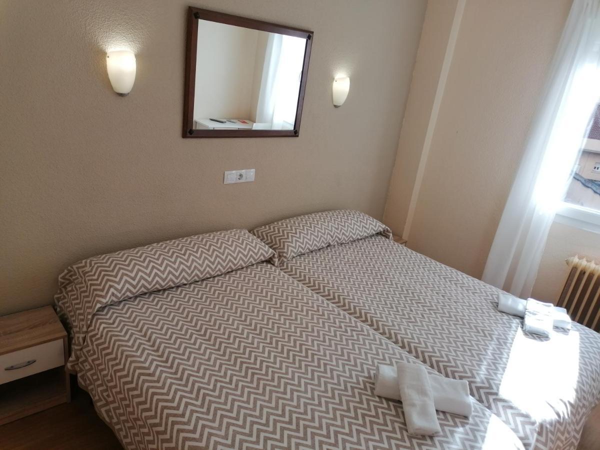 Hostal Hernan Cortes Caces Exterior foto