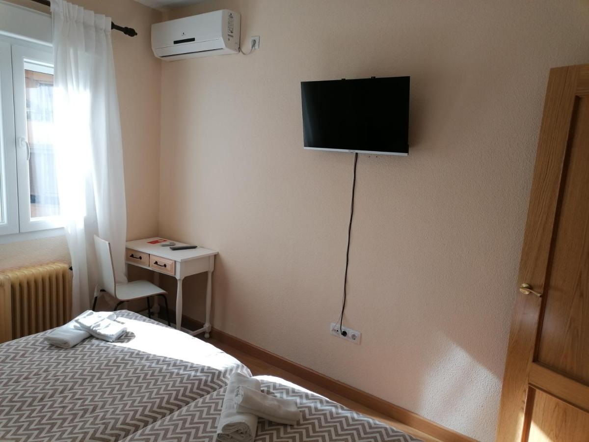 Hostal Hernan Cortes Caces Exterior foto