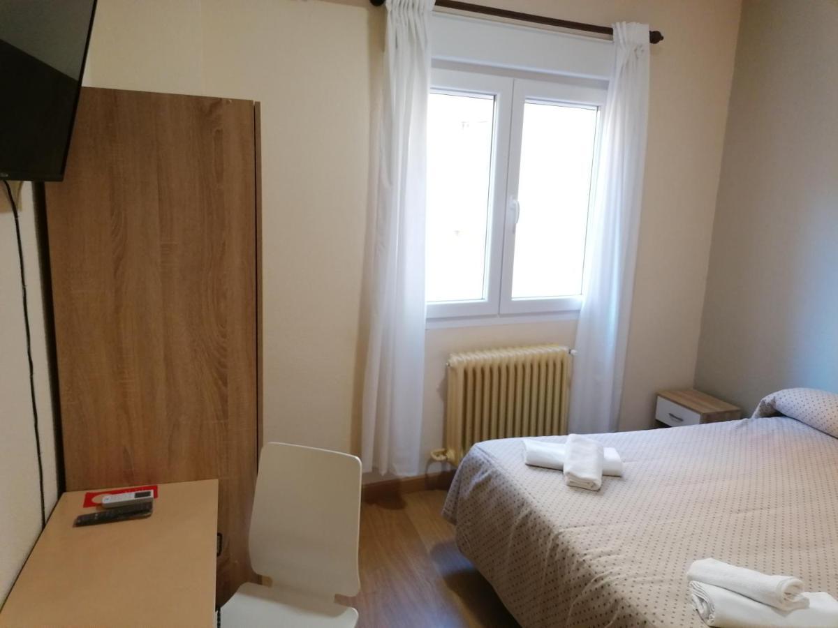 Hostal Hernan Cortes Caces Exterior foto