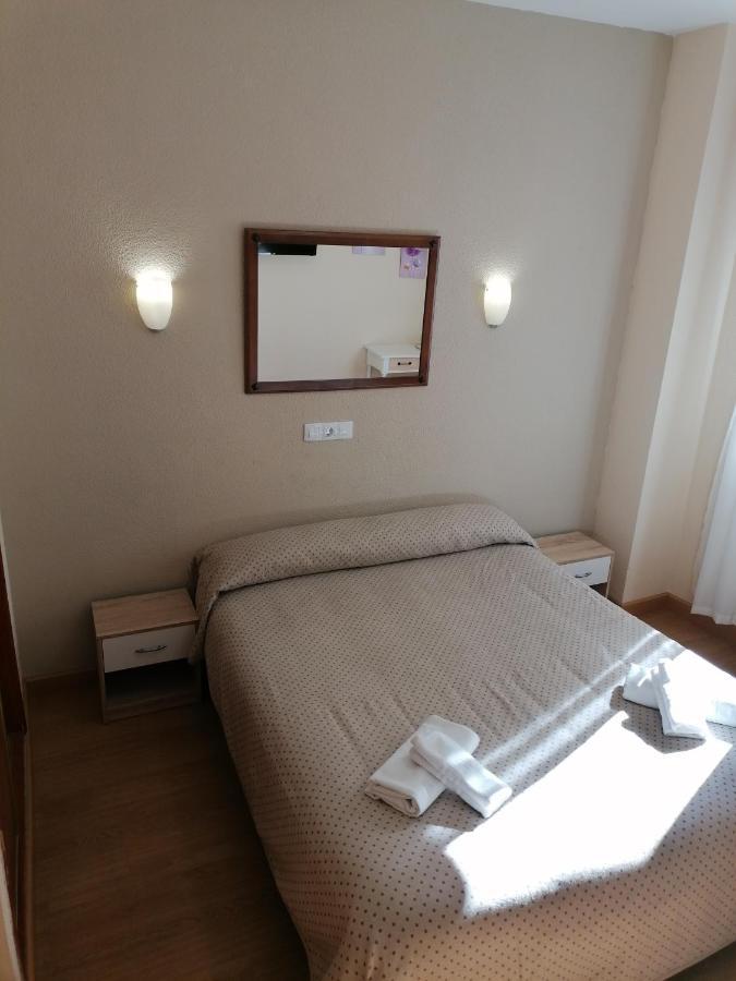 Hostal Hernan Cortes Caces Exterior foto