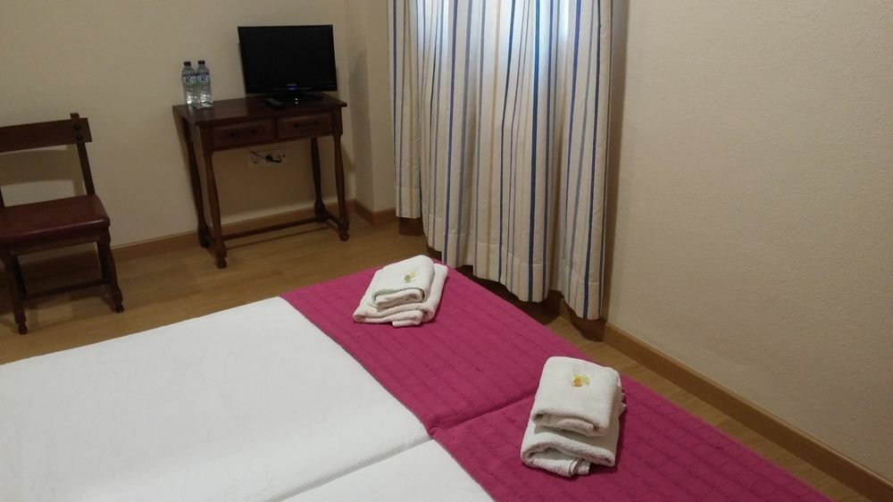 Hostal Hernan Cortes Caces Exterior foto