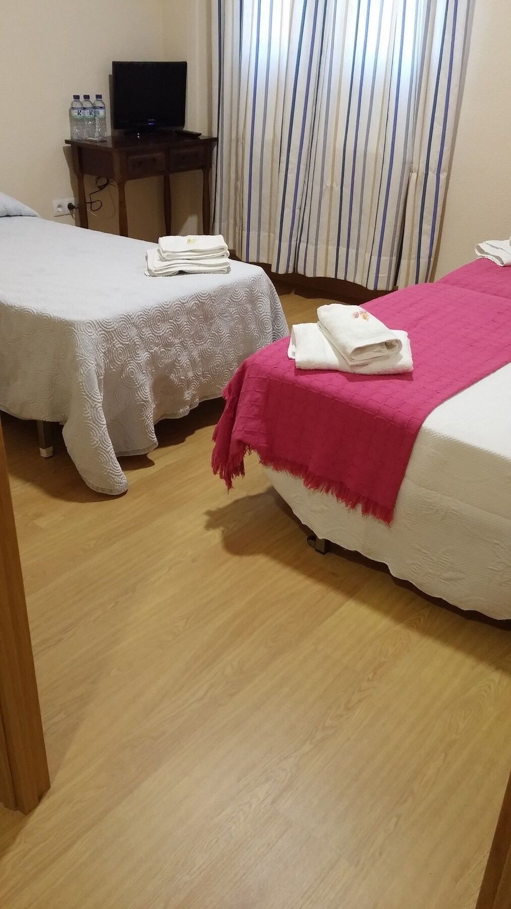 Hostal Hernan Cortes Caces Exterior foto