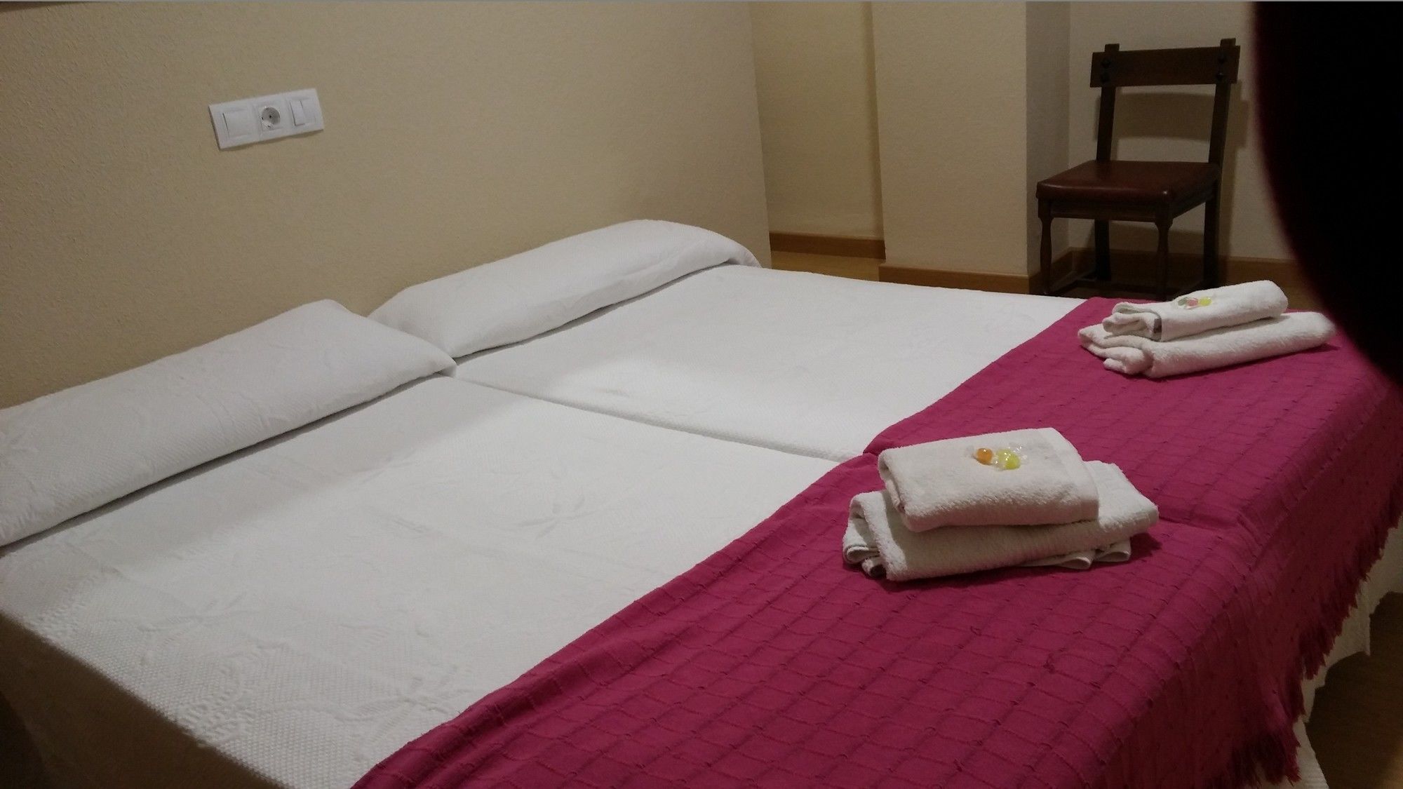 Hostal Hernan Cortes Caces Exterior foto
