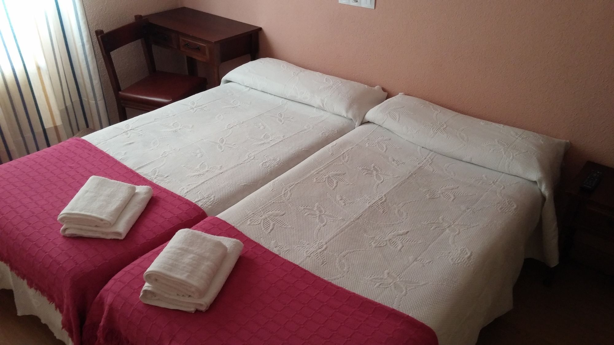 Hostal Hernan Cortes Caces Exterior foto